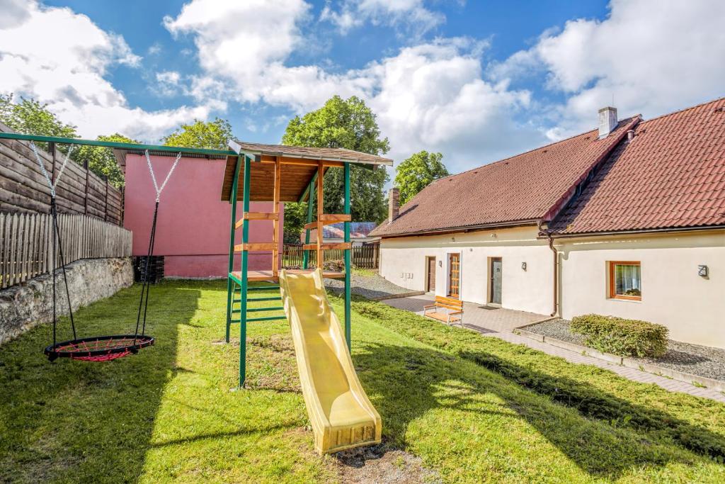Herní místnost nebo prostor pro děti v ubytování Pension U Lípy