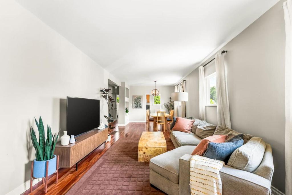 TV a/nebo společenská místnost v ubytování Sunny West Denver Escape Stylish 2BR Retreat