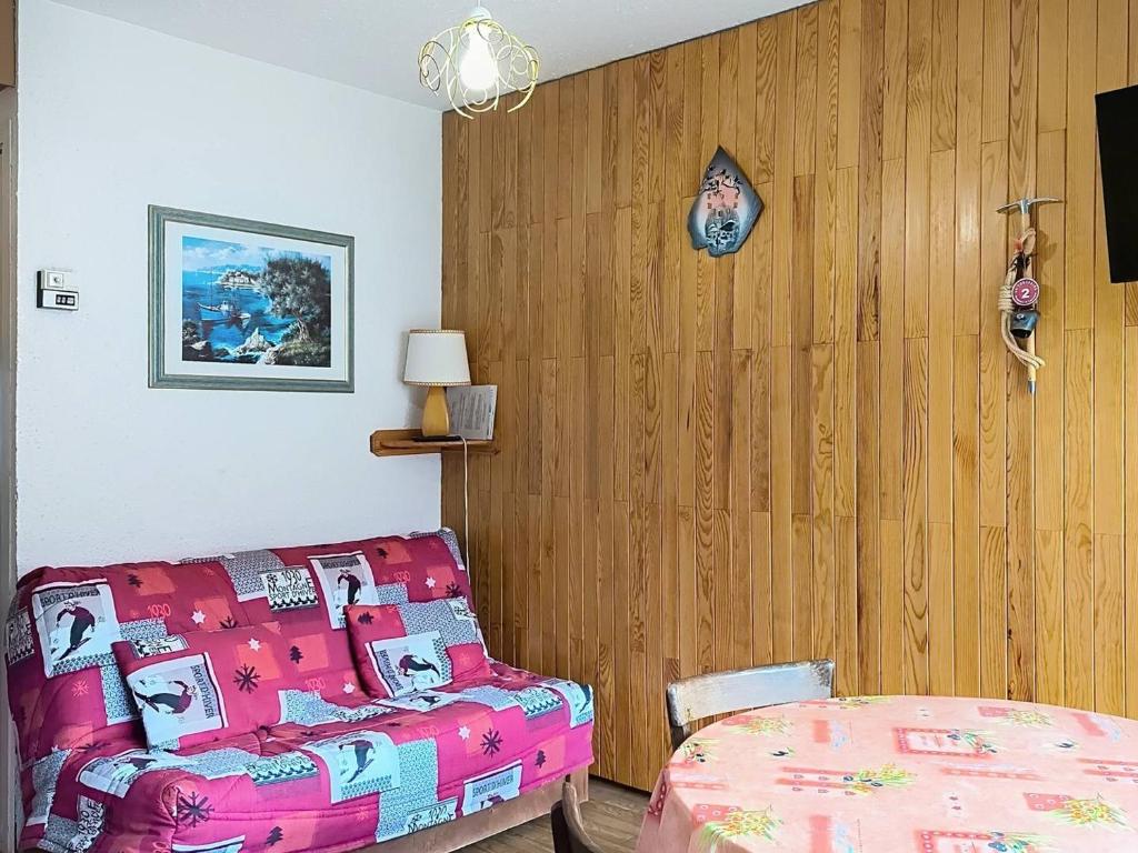 une chambre avec un lit et une table dedans dans l'établissement Studio fonctionnel proche des pistes avec coin chambre séparé, internet et cuisine équipée - FR-1-416-72, à La Toussuire