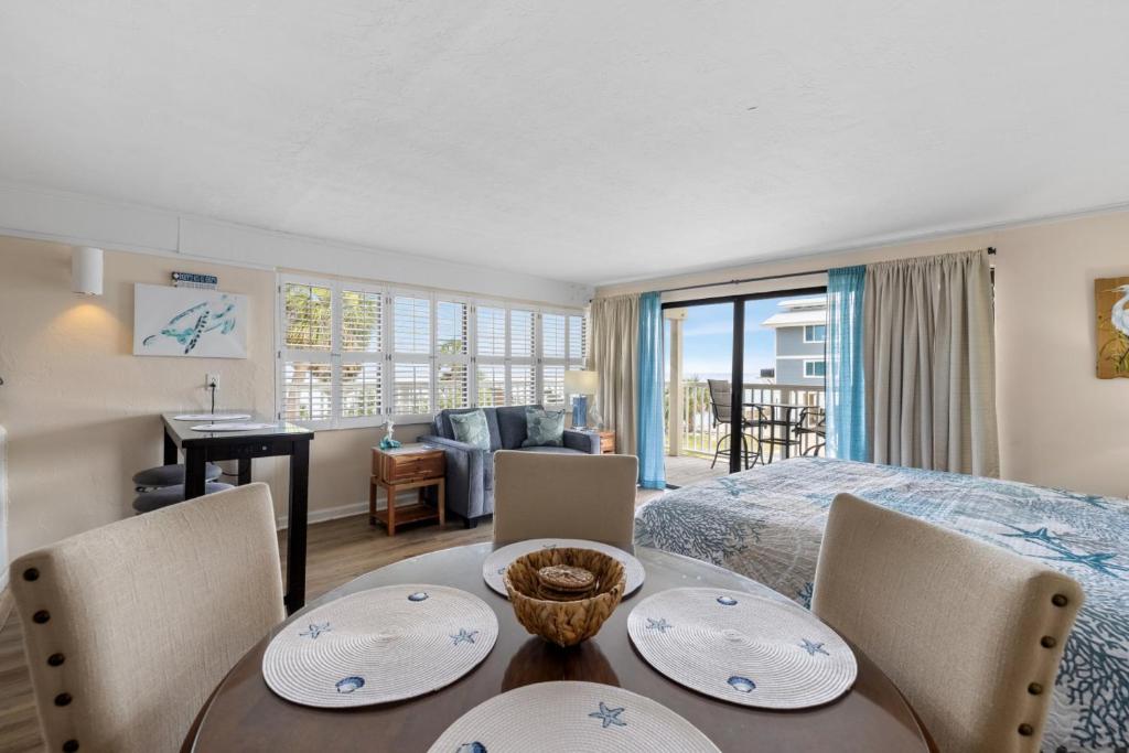 Photo inspiration: Gallery Detail: Dolphin View 217 At Cedar Cove Condos Cedar Key Prisene