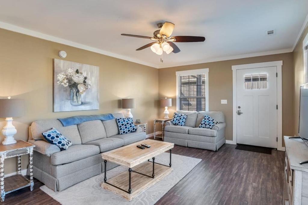 een woonkamer met een bank en een plafondventilator bij Travelers Fairview Haven in Fairview