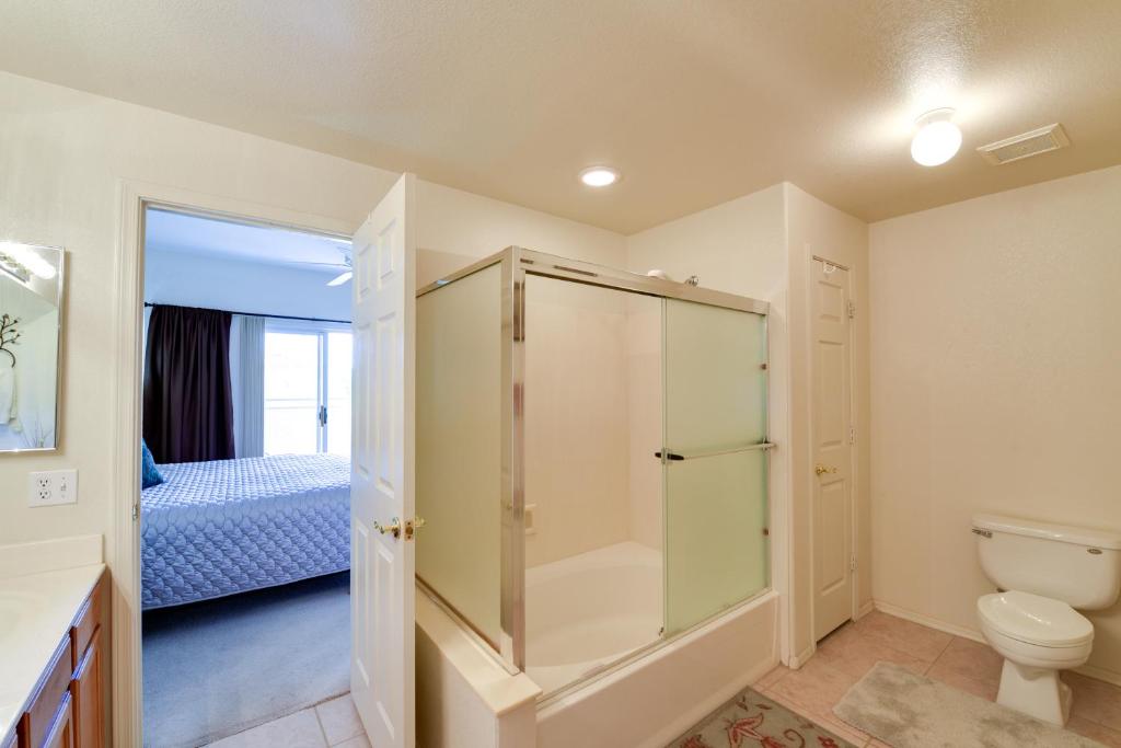 Koupelna v ubytování 14 Mi to Dtwn Phoenix Condo with Balcony and Spa!