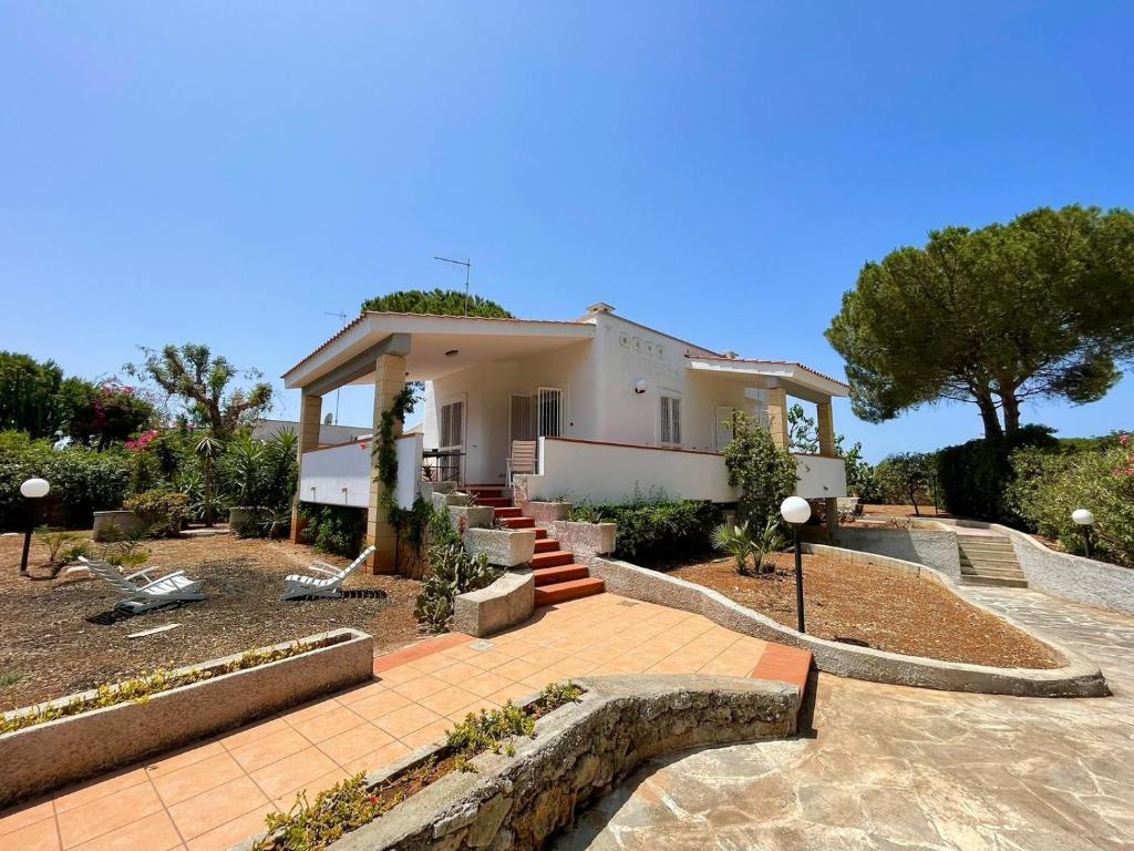 ein Haus mit einem Weg, der dorthin führt in der Unterkunft Villa Oleandera a Polignano a Mare in Polignano a Mare