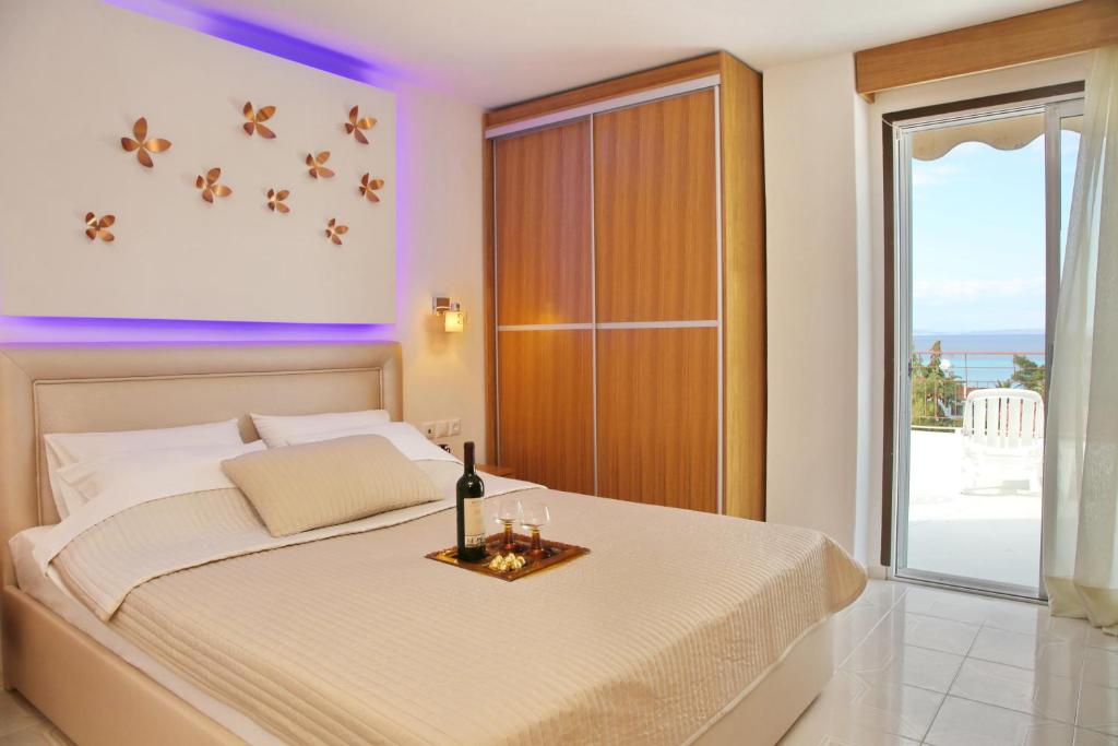 Postel nebo postele na pokoji v ubytování Kastoria Hotel Apartments