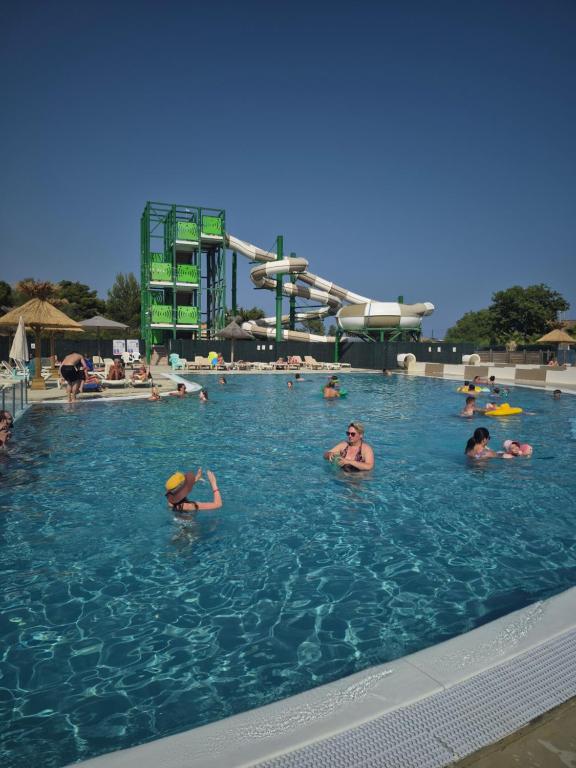 Bazén v ubytování narbonne plage camping Marvilla nebo v jeho okolí