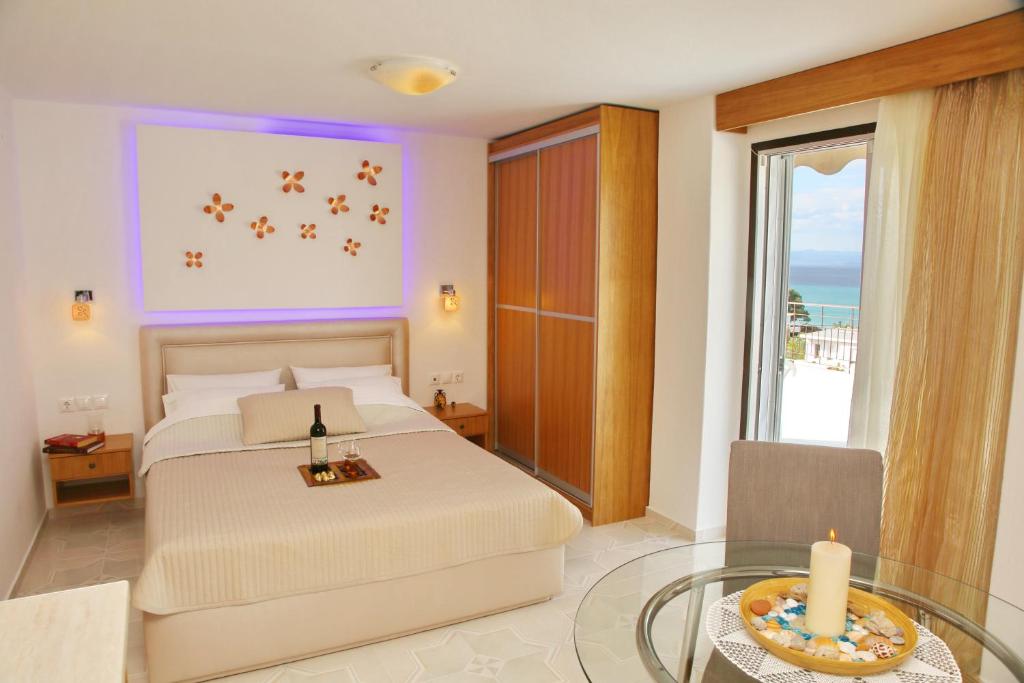 Postel nebo postele na pokoji v ubytování Kastoria Hotel Apartments