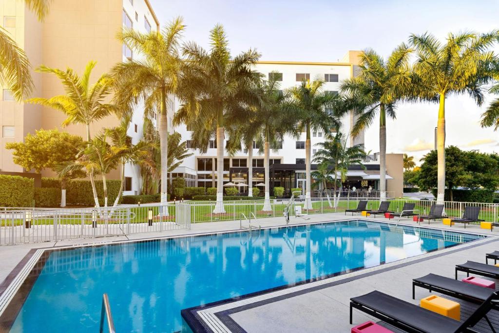 Bazén v ubytování Element Miami Doral nebo v jeho okolí