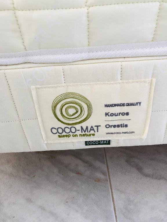 Um certificado, prêmio, placa ou outro documento exibido em Antonis Hotel