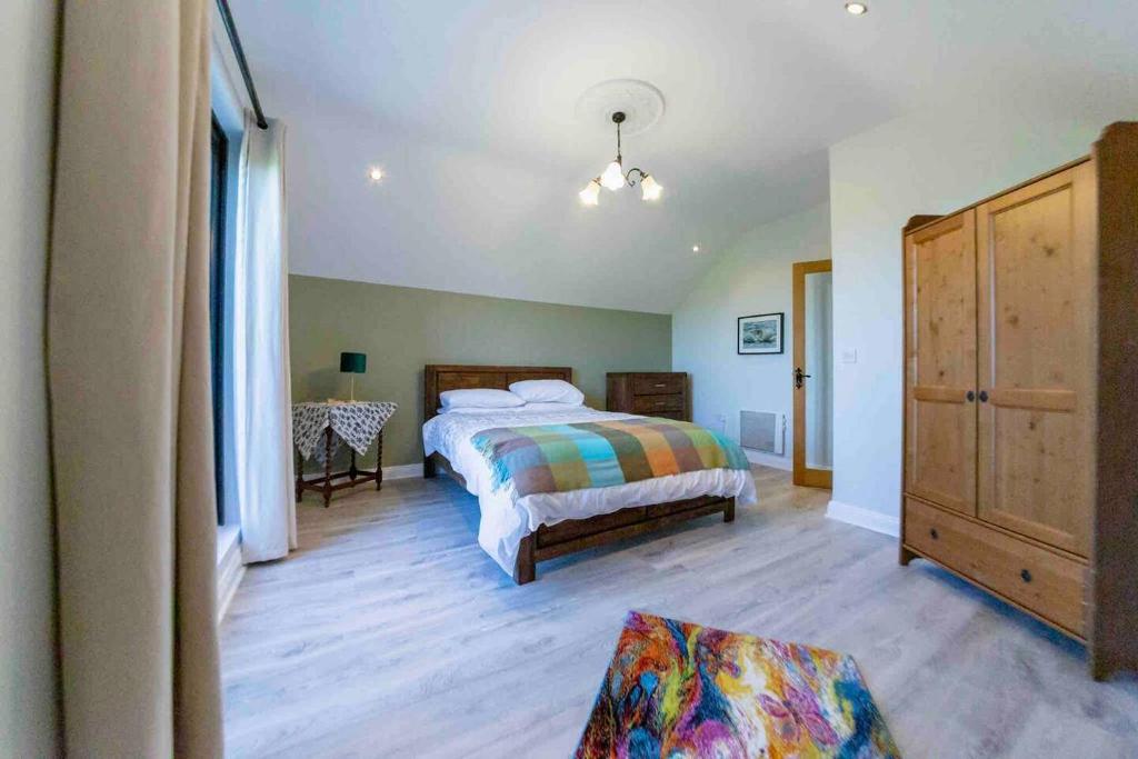 Ένα ή περισσότερα κρεβάτια σε δωμάτιο στο Peaceful Garden Studio near Gorey Sleeps 4 Parking