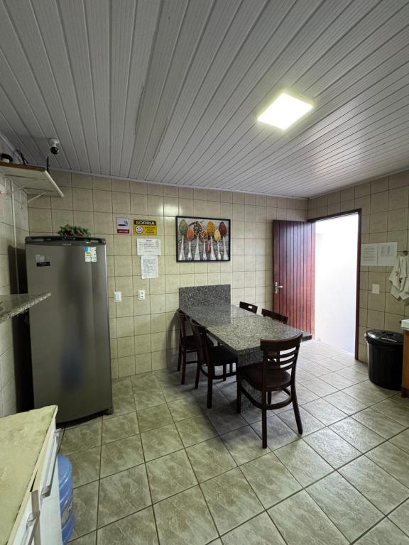 Kuchyň nebo kuchyňský kout v ubytování Quarto em Florianópolis