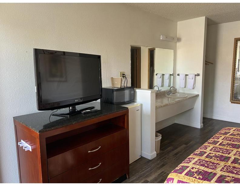 TV a/nebo společenská místnost v ubytování Oasis Inn and Suites