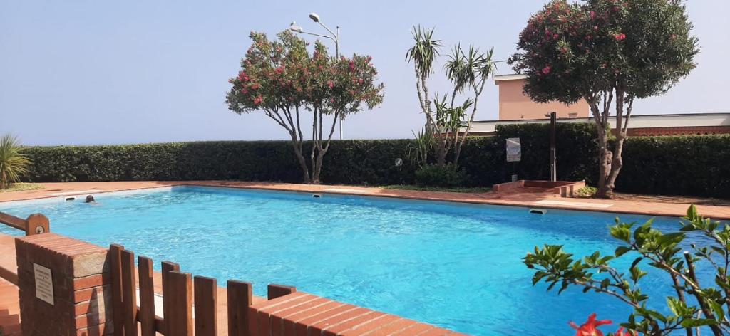 una gran piscina azul con una valla alrededor en Casa Rosaria, en Santo Stefano al Mare