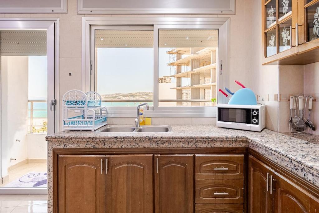 Kuchyň nebo kuchyňský kout v ubytování Bel appartement front mer Tanger