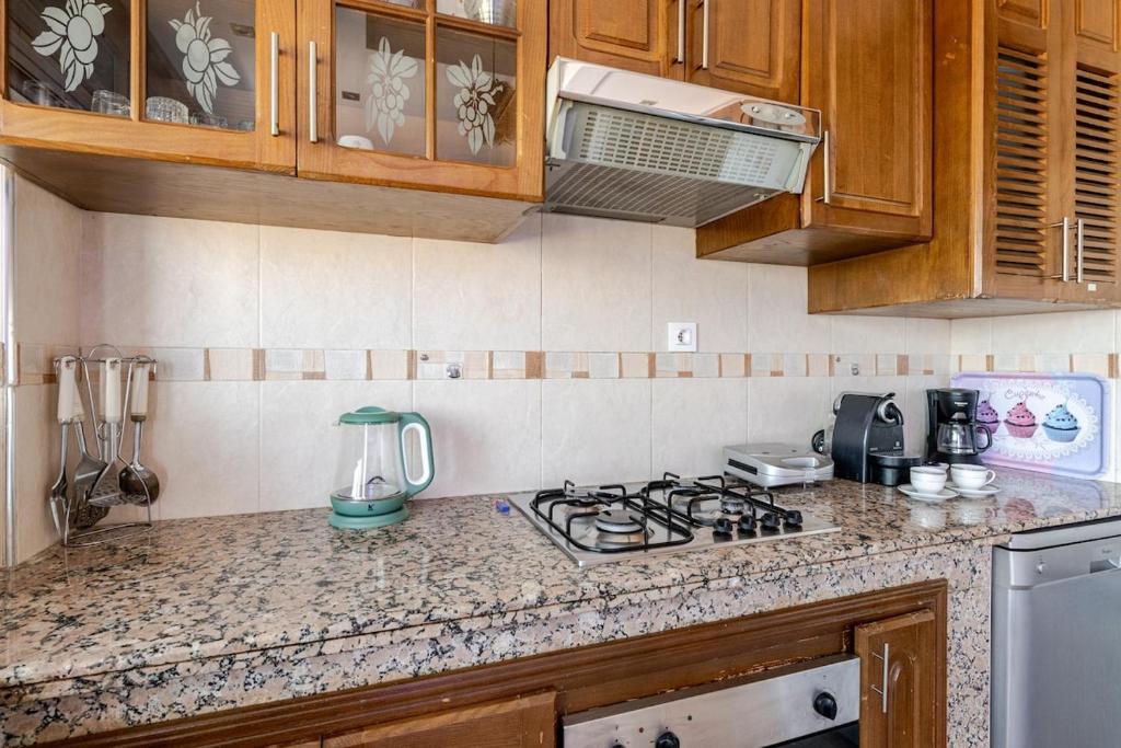 Kuchyň nebo kuchyňský kout v ubytování Bel appartement front mer Tanger
