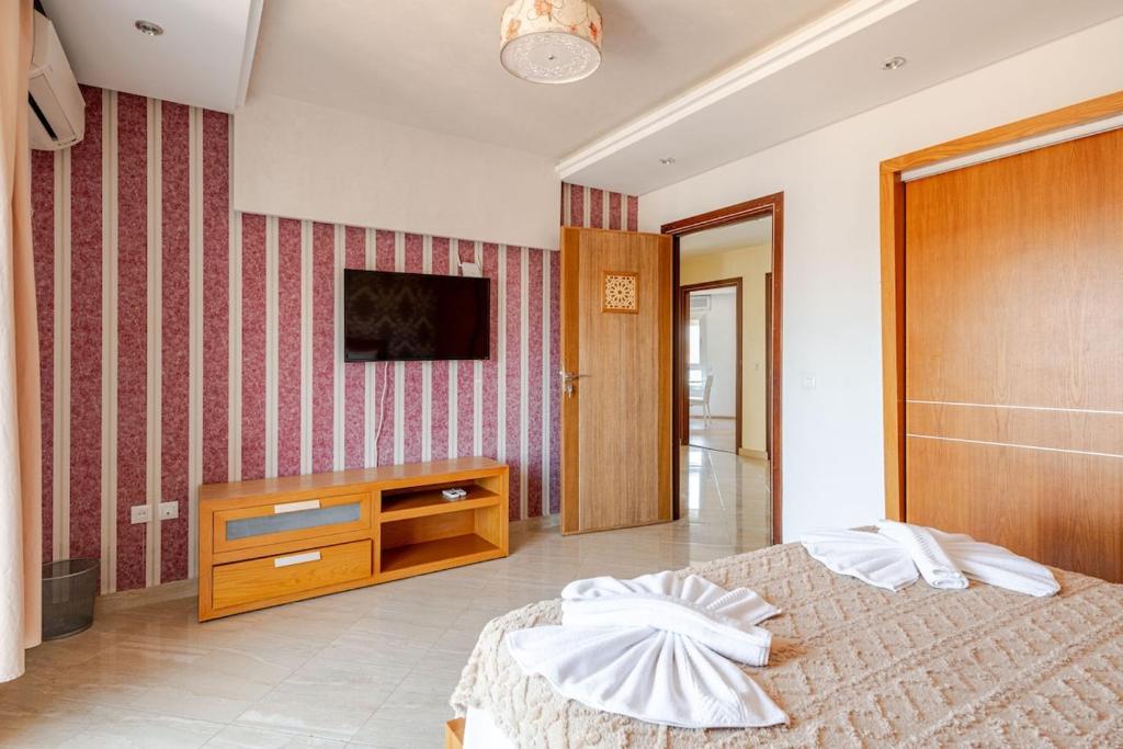 TV a/nebo společenská místnost v ubytování Bel appartement front mer Tanger
