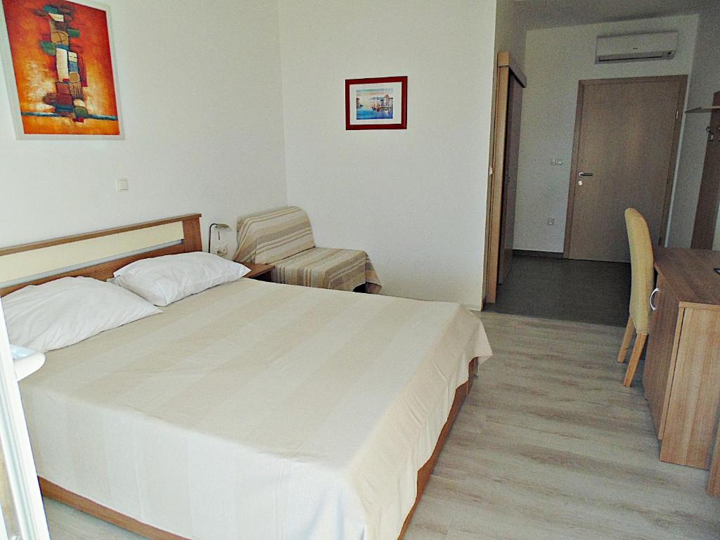 Postel nebo postele na pokoji v ubytování House Natali 70m from the beach - free EV top up