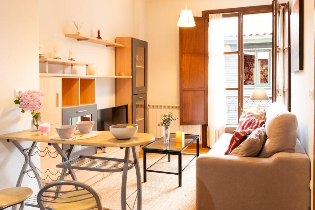 a living room with a couch and a table at Apartamento Las Cruces 3 in Gijón