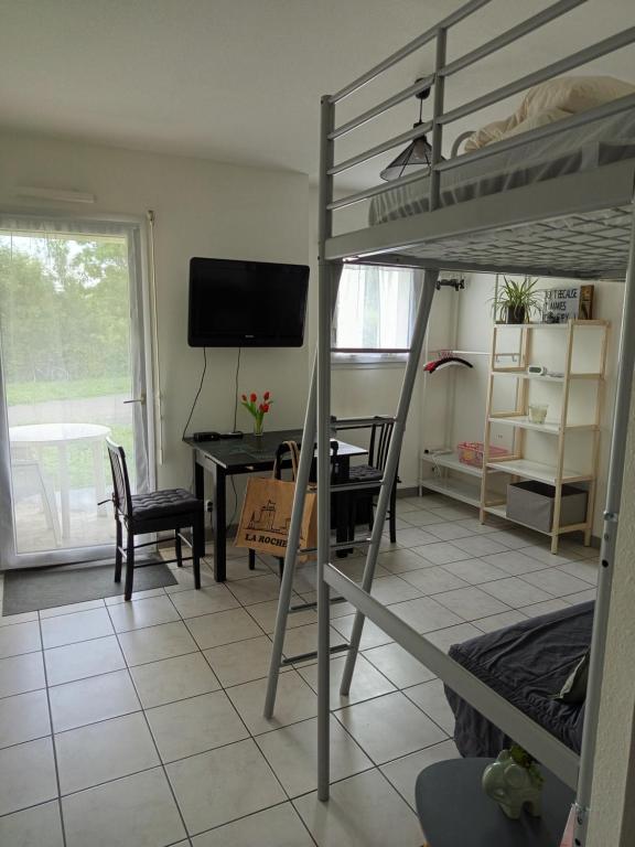 - une chambre avec des lits superposés et un bureau avec un ordinateur dans l'établissement Studio terrasse calme à La Rochelle, à La Rochelle