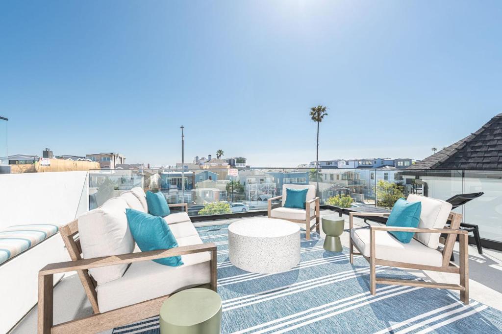Χώρος καθιστικού στο Luxury 3Br W Rooftop Deck, Grill, & Ac - Steps From Sand By Beachview Rentals