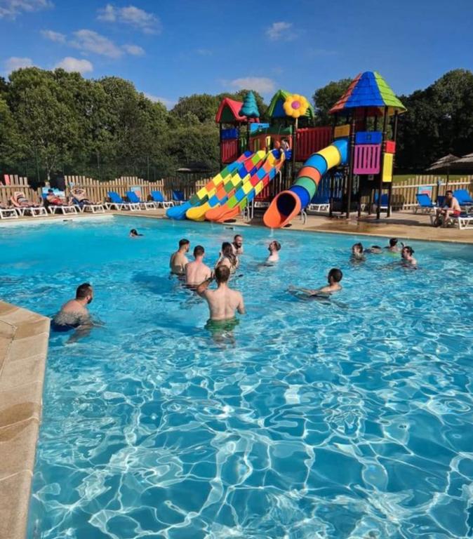 - un groupe de personnes dans une piscine d'un parc aquatique dans l'établissement Glenan01, à Clohars-Carnoët