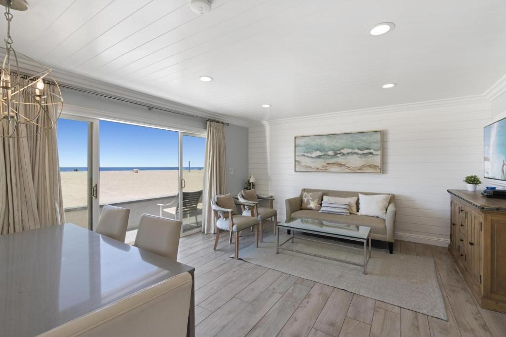 Χώρος καθιστικού στο Stylish 3Br Oceanfront W Gorgeous Views & Boardwalk Access By Beachview Rentals