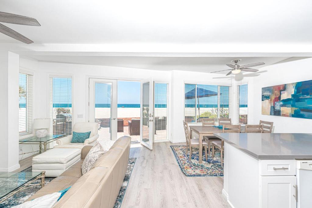 Χώρος καθιστικού στο Remodeled 2Br Oceanfront W Spacious Patio & Stunning Views By Beachview Rentals