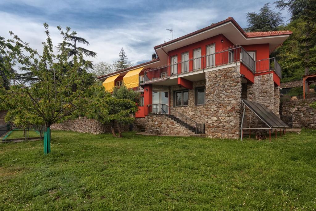 uma casa com uma casa vermelha e amarela em Oasi Verde em Castiglione Chiavarese