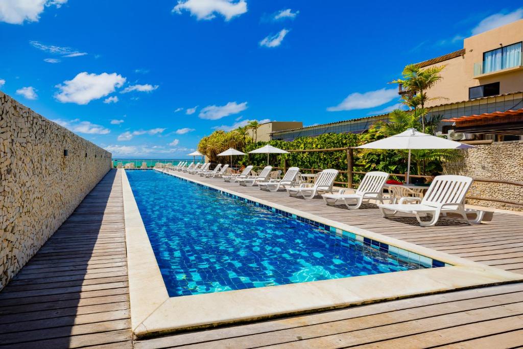 Bazén v ubytování Yak Beach Hotel Natal nebo v jeho okolí