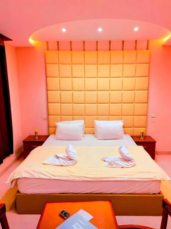 Postel nebo postele na pokoji v ubytování Pyramids Grand View Hotel