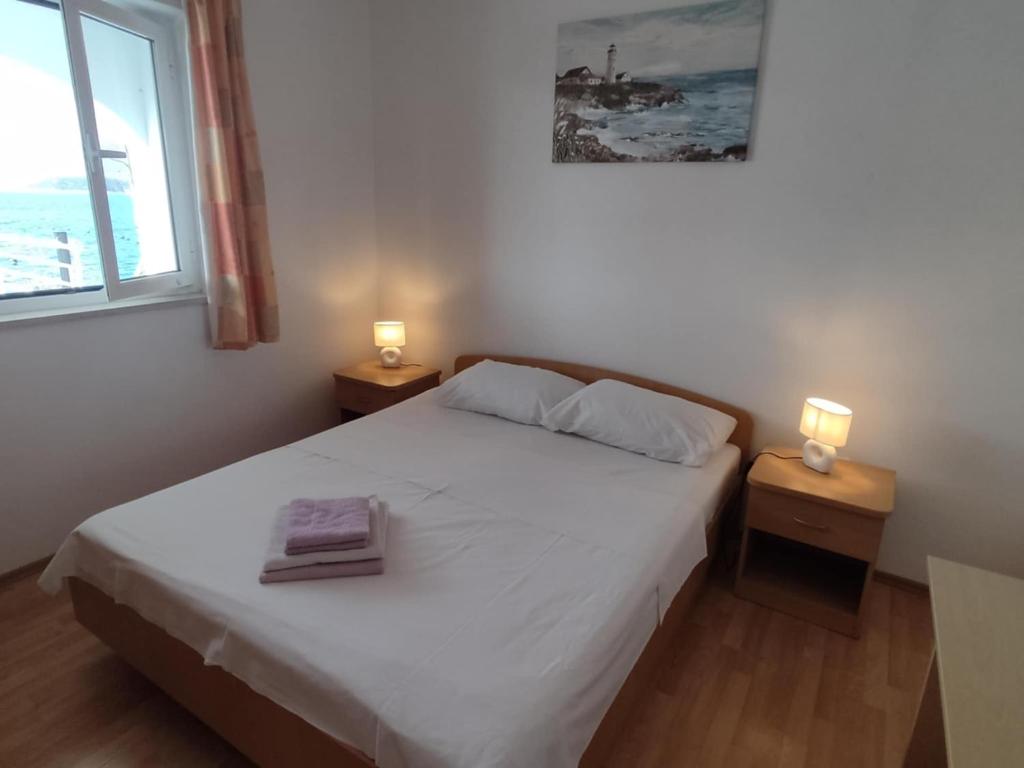 Posteľ alebo postele v izbe v ubytovaní Apartmani Dubravko