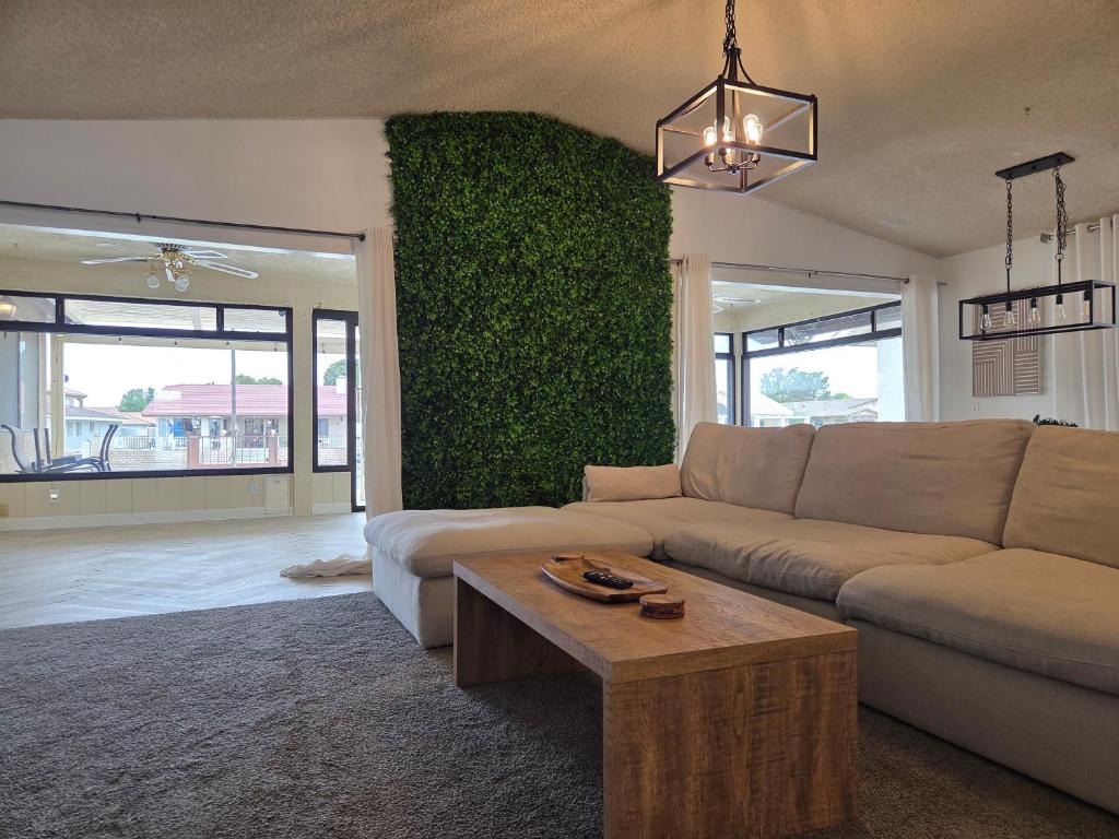 un soggiorno con un divano e un tavolo di Minimalist Lake House a Helendale