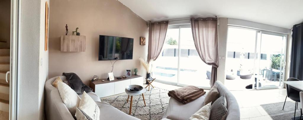 un salon avec un canapé et une télévision dans l'établissement Maison agréable pour vacances réussies, à Vernègues