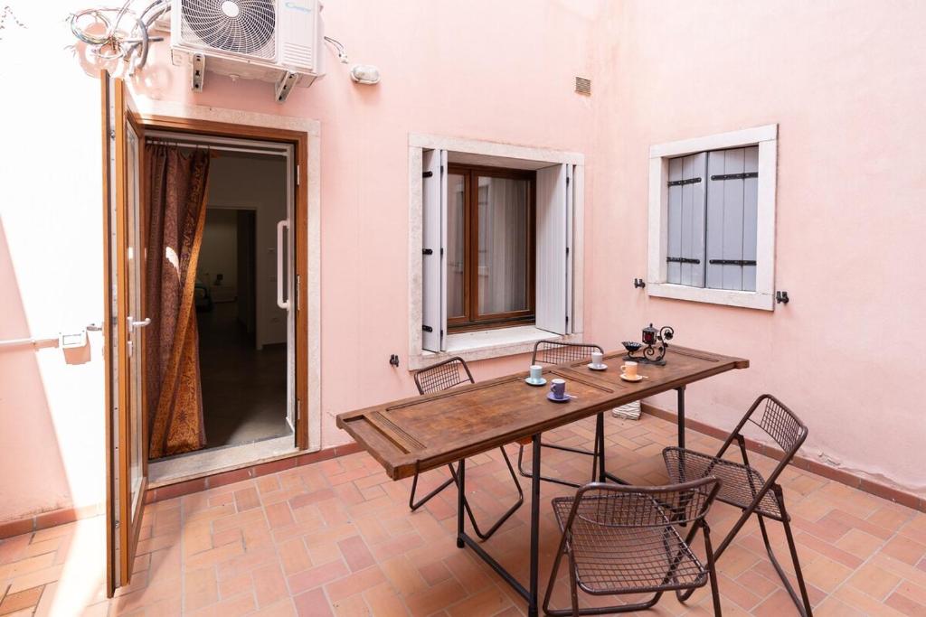 una sala da pranzo con tavolo e sedie in legno di El raposso a Chioggia