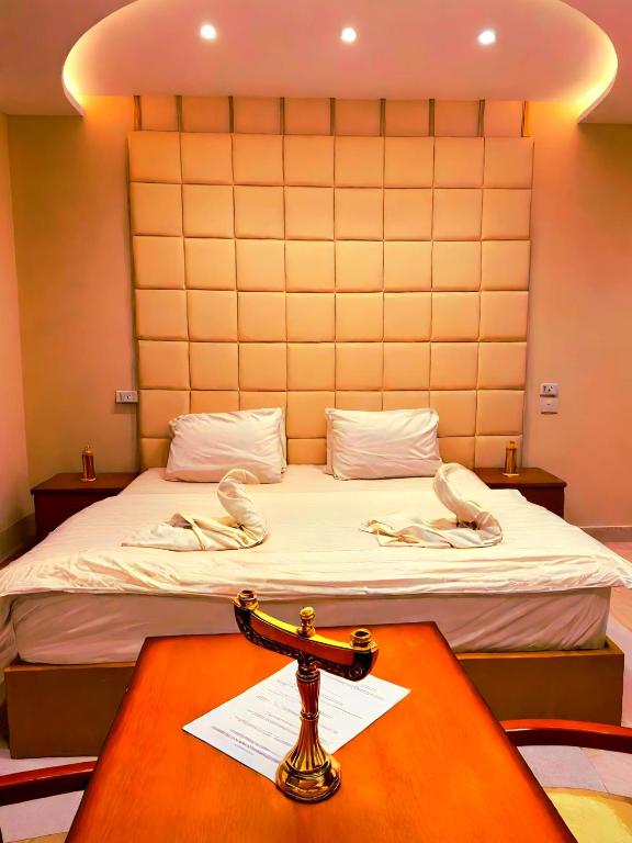 Postel nebo postele na pokoji v ubytování Pyramids Grand View Hotel