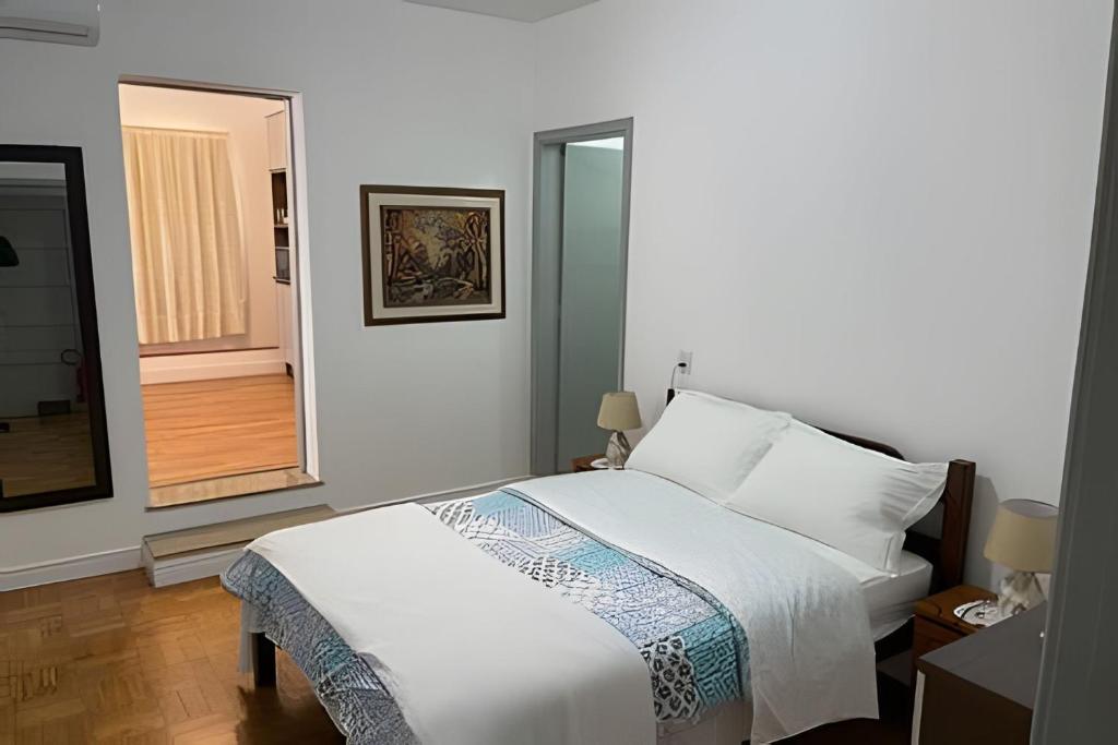Katil atau katil-katil dalam bilik di Apartamento no centro