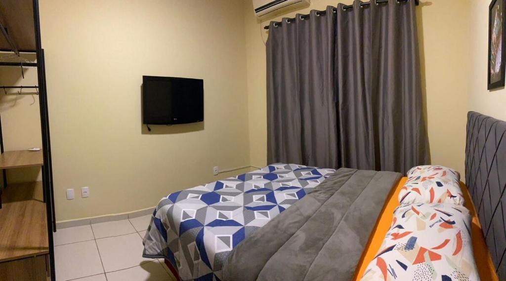 En eller flere senge i et værelse på Apto inteiro meia hora de BC