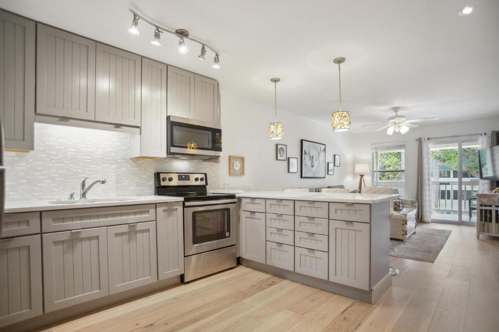 Η κουζίνα ή μικρή κουζίνα στο Stylish Upscale Beachside Villa Pool View