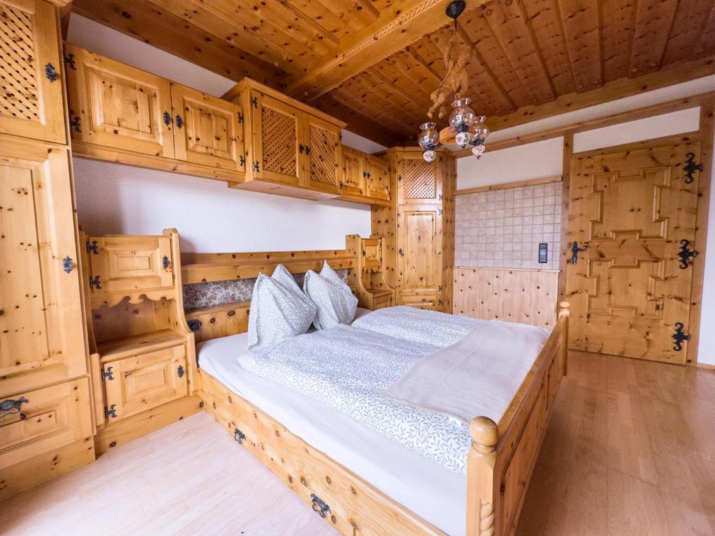 Postel nebo postele na pokoji v ubytování Rennerhof - Ferienwohnung im Lesachtal
