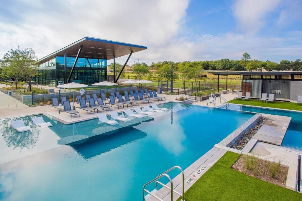 Bazén v ubytování Cozy Apartment in Austin by The Key Rentals nebo v jeho okolí