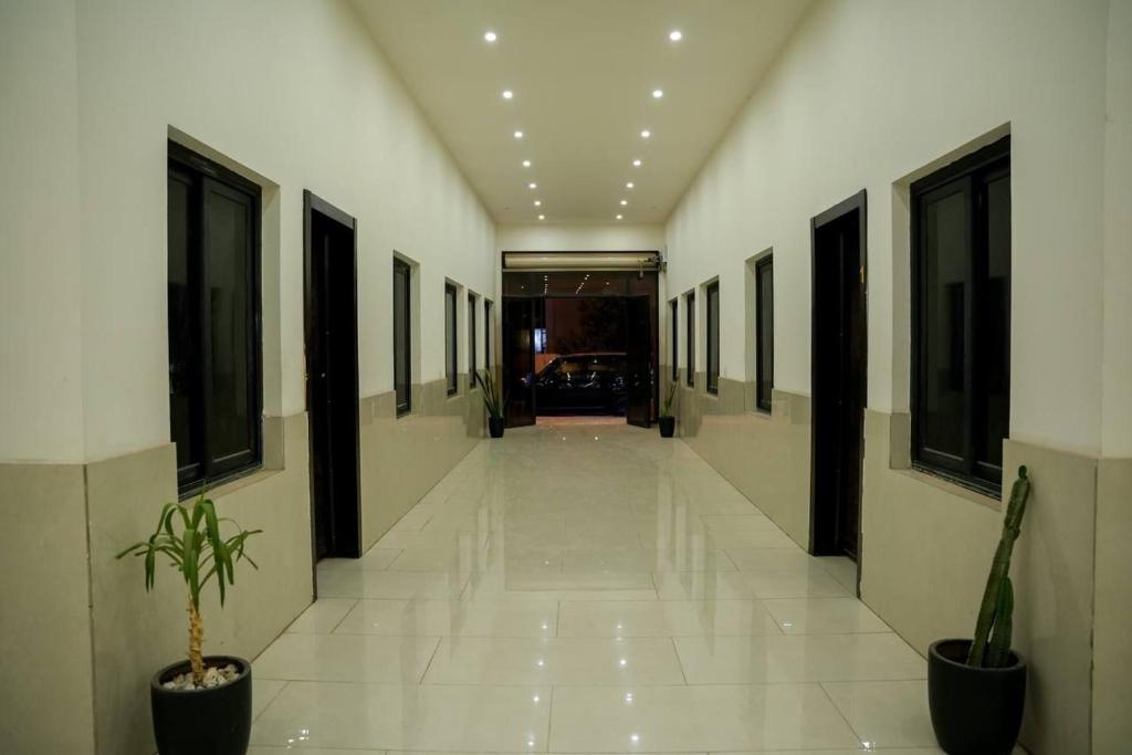 een hal van een gebouw met ramen en planten bij شقق قلب العاصمة in Bagdad