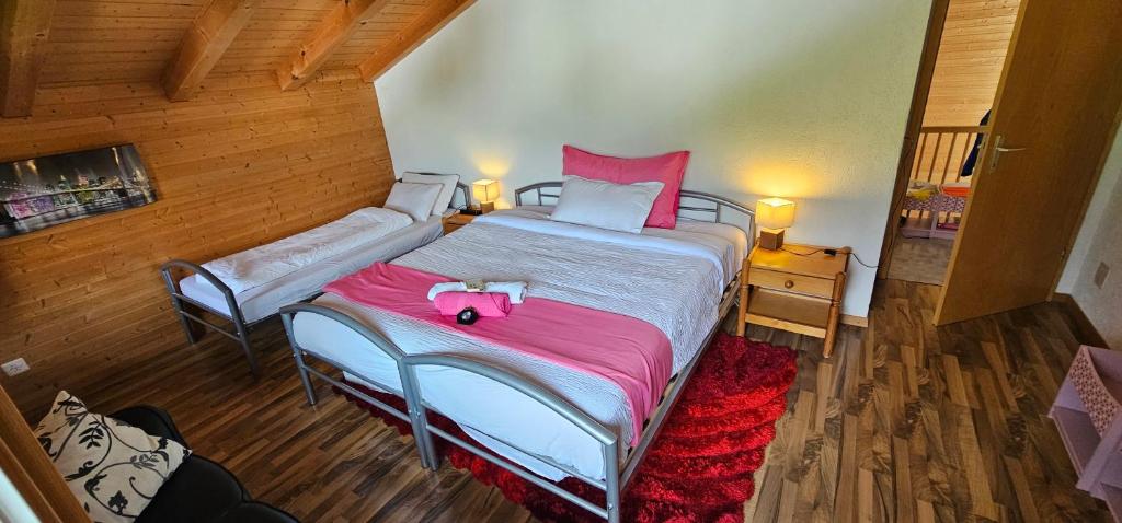 Postel nebo postele na pokoji v ubytování The Saxeten alps