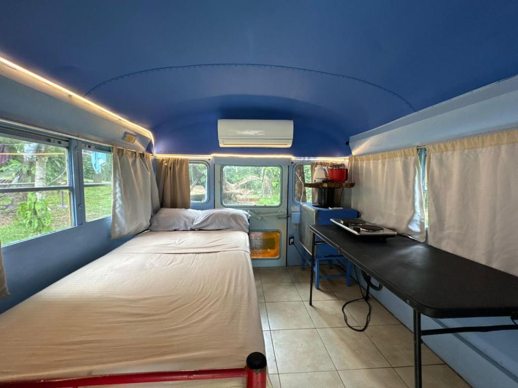 Postel nebo postele na pokoji v ubytování Selva Leona - School bus