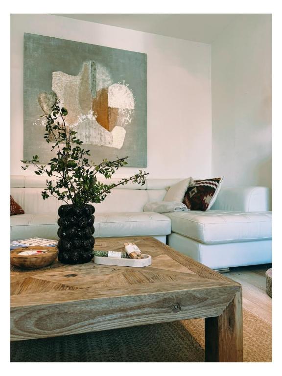 - un salon avec une table basse et un vase dans l'établissement Casa Lina, à Sainte-Maxime