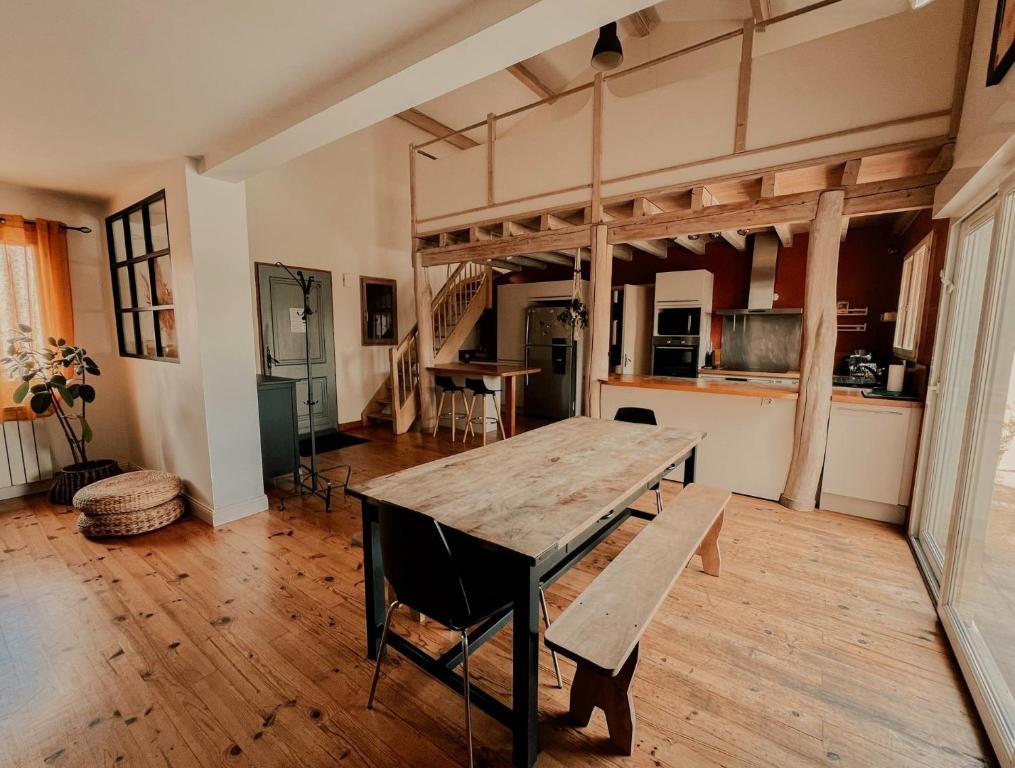 Kuchyňa alebo kuchynka v ubytovaní Maison tout confort avec piscine