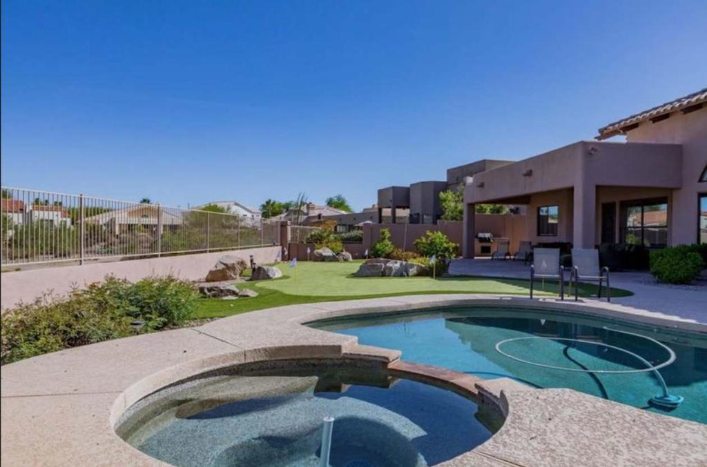 Bazén v ubytování Spacious Mesa home with stunning views nebo v jeho okolí