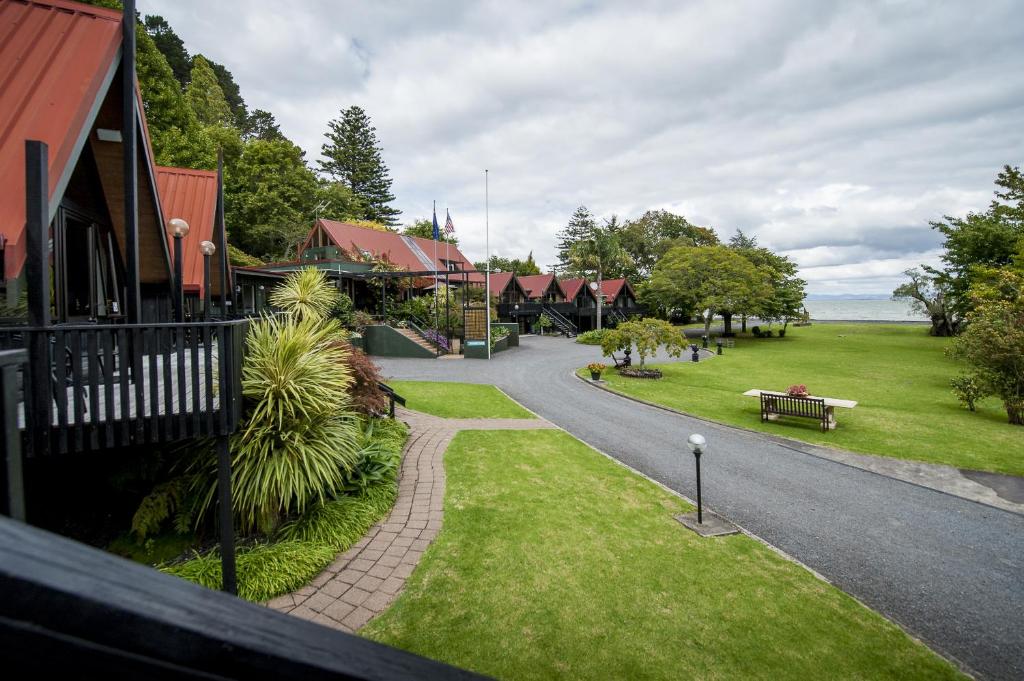 Vistas a una calle con casas y un parque en Coastal Motor Lodge, en Thames