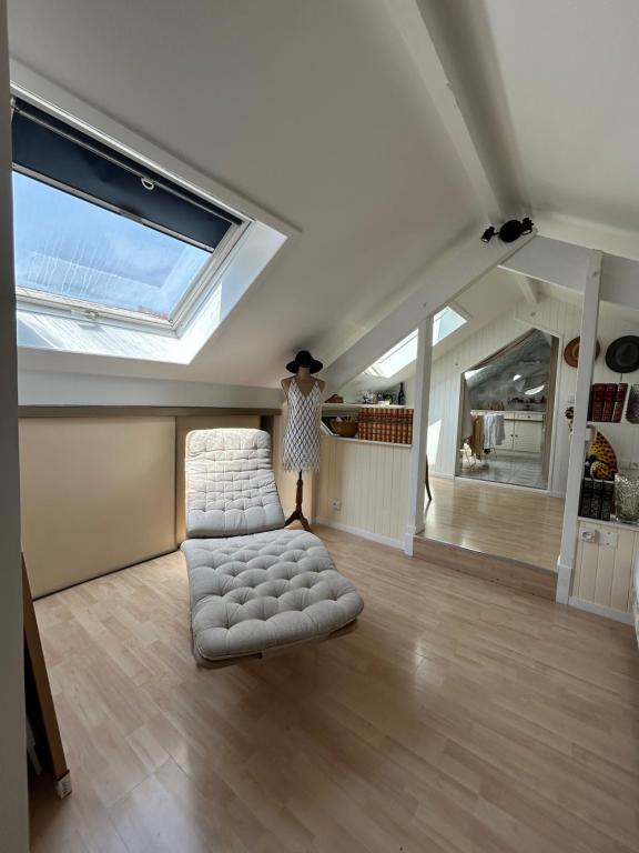 - un salon avec un canapé et une lucarne dans l'établissement chambre privé dans un duplex, à Clichy