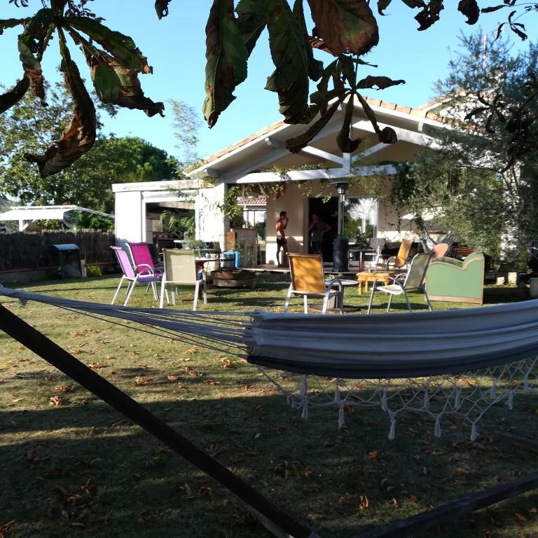 - un ensemble de chaises et un hamac dans la cour dans l'établissement Maison d'Alex, à Bon-Encontre