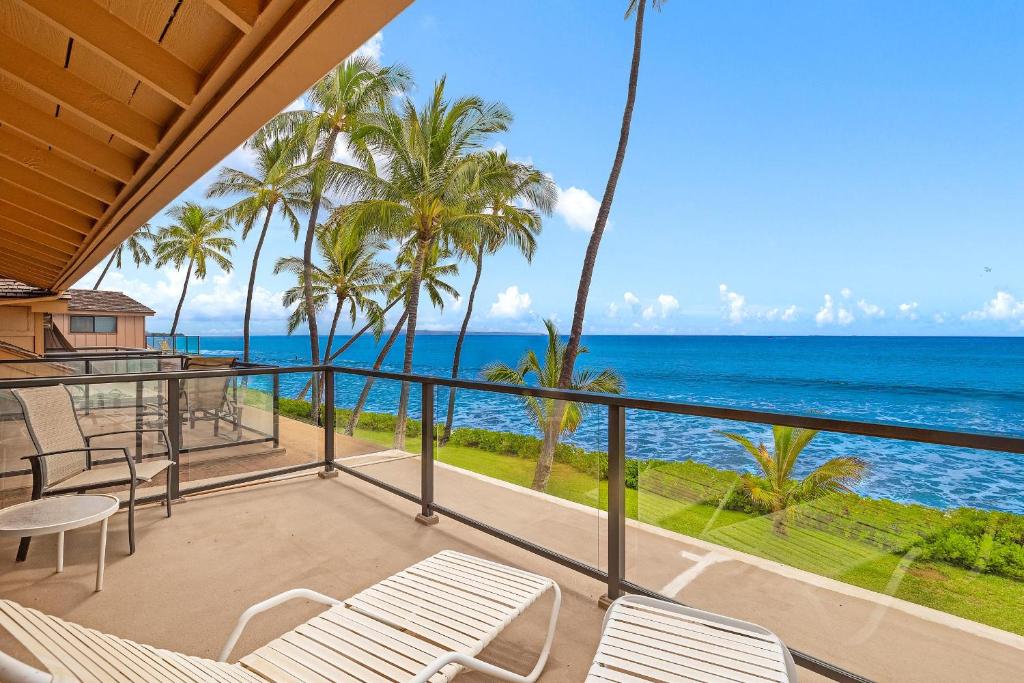 ein Balkon mit Stühlen und Blick auf das Meer in der Unterkunft Puamana 43-2 Superior Oceanfront in Lahaina