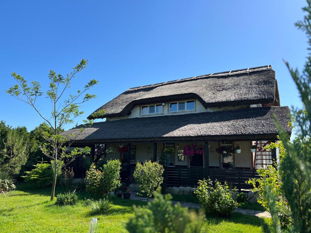 an old house with a thatched roof at Pensiunea Andra in Jurilovca